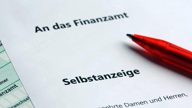 Die Zahl der Selbstanzeigen erreichte 2014 mit mindestens 38. Die Zahl der Selbstanzeigen erreichte 2014 mit mindestens 38.