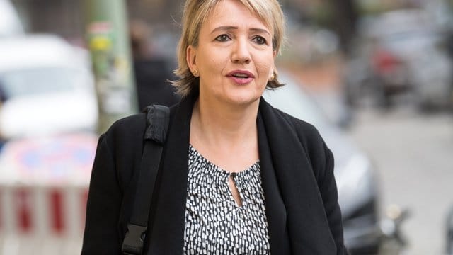 Grünen-Chefin Simone Peter hält es für nicht hinnehmbar, dass ein US-amerikanisches Unternehmen wie Twitter die Meinungs- und Pressefreiheit in Deutschland beeinflusse. Grünen-Chefin Simone Peter hält es für nicht hinnehmbar, dass ein US-amerikanisches Unternehmen wie Twitter die Meinungs- und Pressefreiheit in Deutschland beeinflusse.
