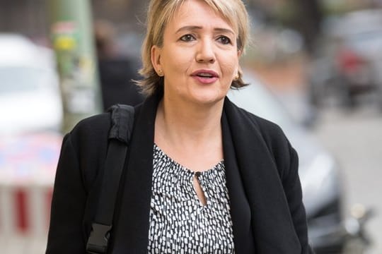 Grünen-Chefin Simone Peter hält es für nicht hinnehmbar, dass ein US-amerikanisches Unternehmen wie Twitter die Meinungs- und Pressefreiheit in Deutschland beeinflusse.