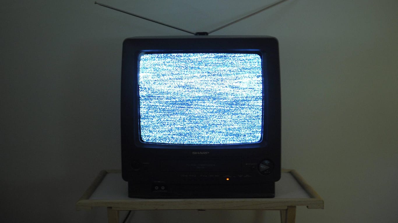 Ein alter Fernseher zeigt ein Störbild.