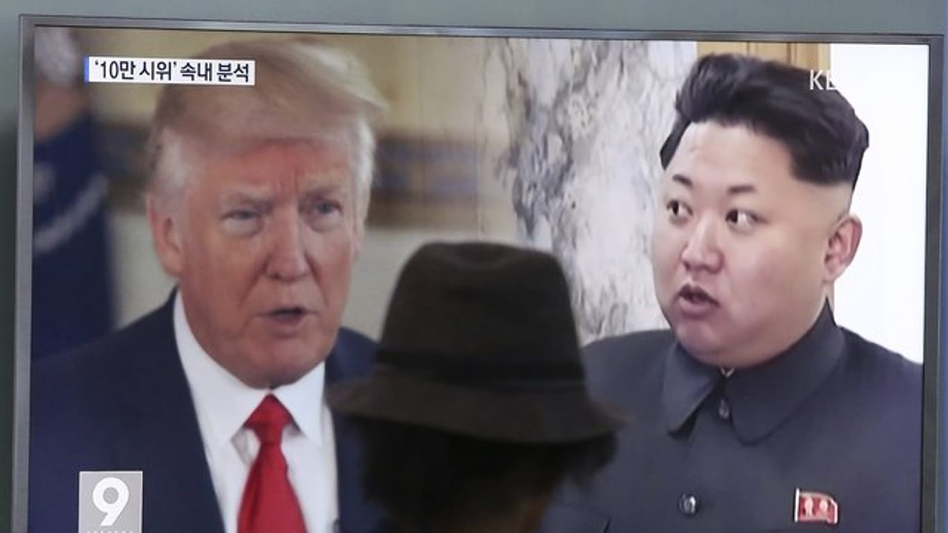 Bilder von US-Präsident Donald Trump und Nordkoreas Staatschef Kim Jong Un (r) auf einem Bildschirm in Seoul.