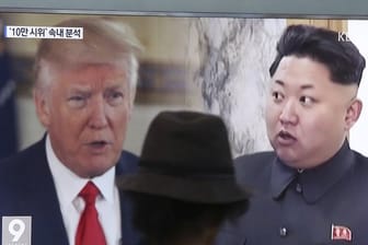 Bilder von US-Präsident Donald Trump und Nordkoreas Staatschef Kim Jong Un (r) auf einem Bildschirm in Seoul.