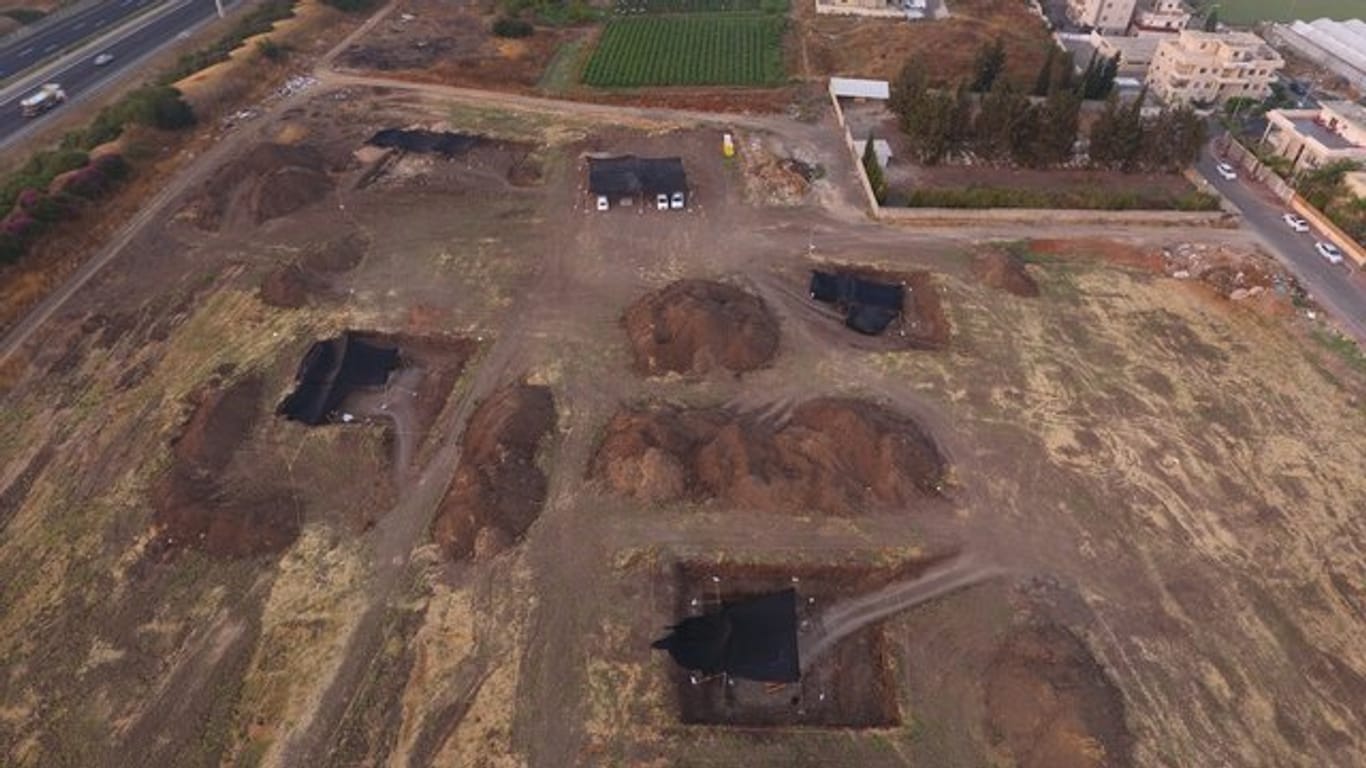 Archäologen arbeiten auf einer prähistorischen Ausgrabungsstätte in Jaljulia.