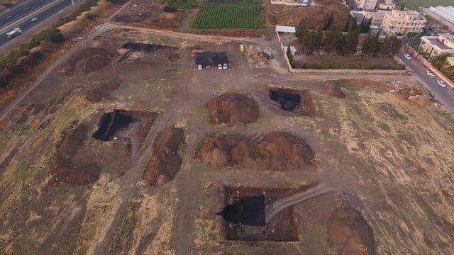 Archäologen arbeiten auf einer prähistorischen Ausgrabungsstätte in Jaljulia. Archäologen arbeiten auf einer prähistorischen Ausgrabungsstätte in Jaljulia.