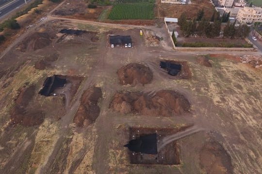 Archäologen arbeiten auf einer prähistorischen Ausgrabungsstätte in Jaljulia.