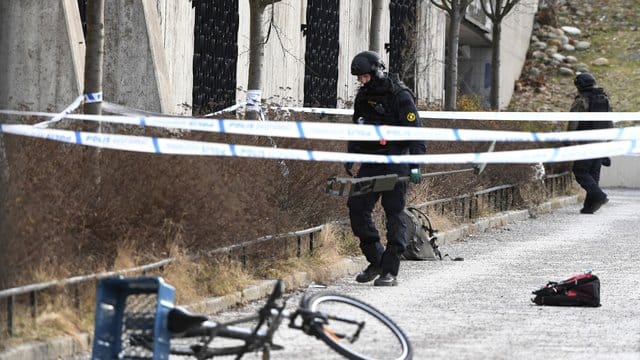 Polizisten untersuchen in Stockholm das Gebiet vor der U-Bahnstation Vårby Gård. Polizisten untersuchen in Stockholm das Gebiet vor der U-Bahnstation Vårby Gård.
