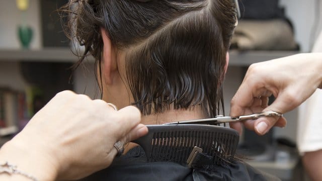 Ein kostenloser Haarschnitt für eine in Not geratene Frau.