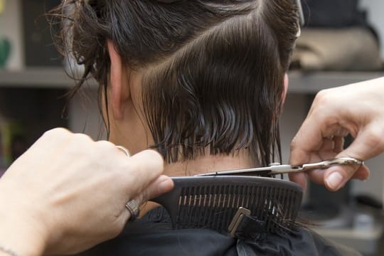 Ein kostenloser Haarschnitt für eine in Not geratene Frau.