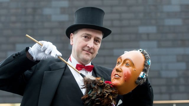 Jörg Schlenker von der Narrenzunft Schwenningen staubt den "Schwenninger Hansel" ab. Jörg Schlenker von der Narrenzunft Schwenningen staubt den "Schwenninger Hansel" ab.