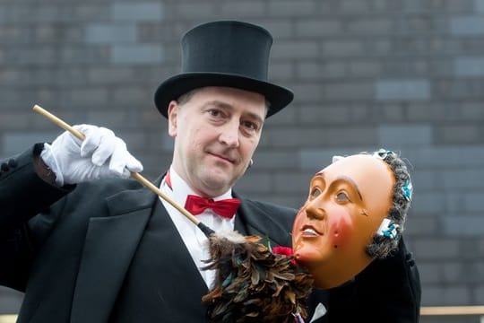 Jörg Schlenker von der Narrenzunft Schwenningen staubt den "Schwenninger Hansel" ab.