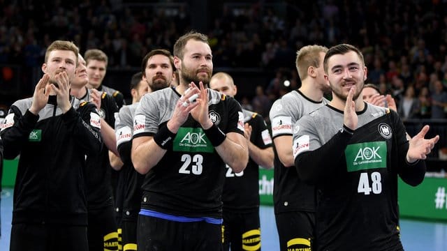 Deutschlands Spieler bedanken sich nach Spielende bei den Fans.