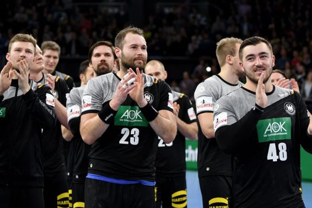 Deutschlands Spieler bedanken sich nach Spielende bei den Fans.
