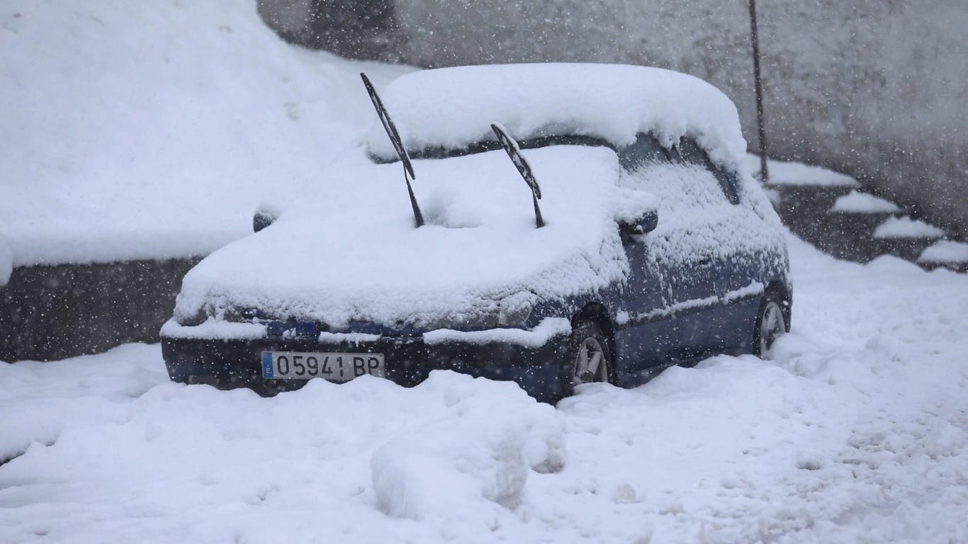 Eingeschneites Auto in Norspanien im Jahr 2016: Heftige Schneefälle legten jetzt den Verkehr lahm.