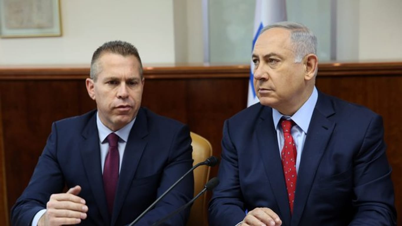Gilad Erdan (l.), Minister für strategische Angelegenheiten und innere Sicherheit, neben Israels Ministerpräsident Benjamin Netanjahu in Jerusalem.