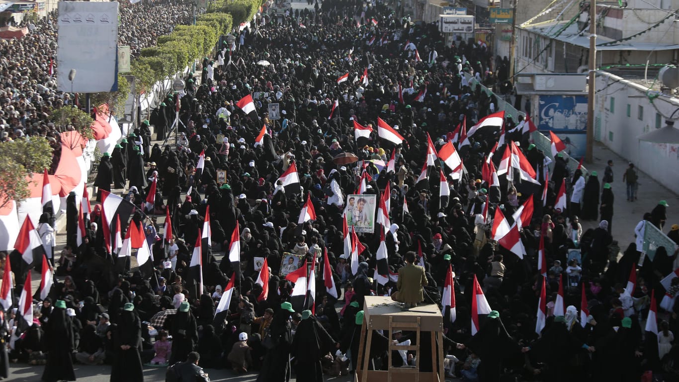 Unterstützer der Huthi-Rebellen in der Hauptstadt Sanaa: Sie feierten im Dezember den Tod von Ex-Präsident Ali Abdullah Saleh.