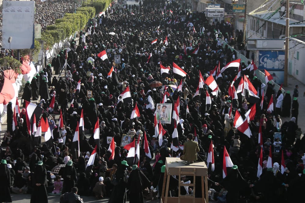 Unterstützer der Huthi-Rebellen in der Hauptstadt Sanaa: Sie feierten im Dezember den Tod von Ex-Präsident Ali Abdullah Saleh.
