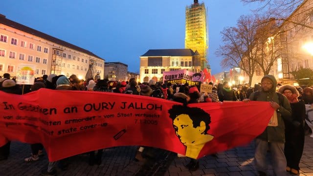 Demonstrantion in Gedenken an Oury auf dem Marktplatz in Dessau-Rosslau.