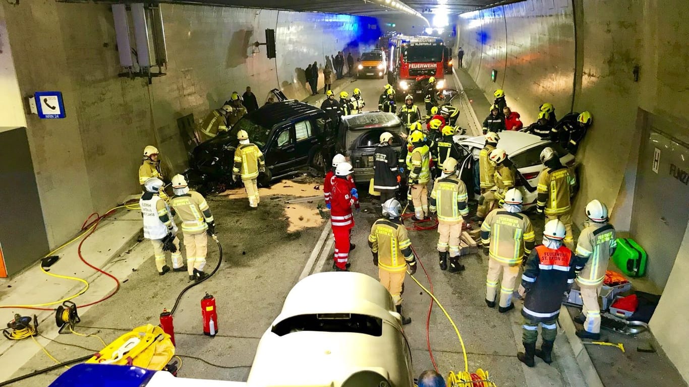 Rettungskräfte: Der Arlbergtunnel musste für mehrere Stunden gesperrt werden.