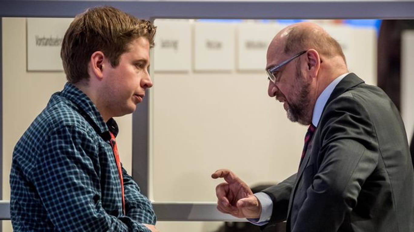 Martin Schulz (r) im Gespräch mit dem Juso Bundesvorsitzenden Kevin Kühnert beim SPD-Bundesparteitag im Dezember 2017.