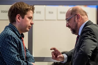 Martin Schulz (r) im Gespräch mit dem Juso Bundesvorsitzenden Kevin Kühnert beim SPD-Bundesparteitag im Dezember 2017.