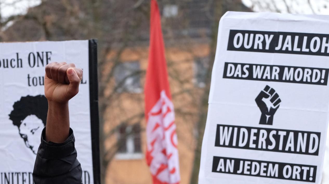 Demonstranten in Dessau: Auch die erhobene Faust der US-amerikanischen "Black Lives Matter"-Bewegung war zu sehen.