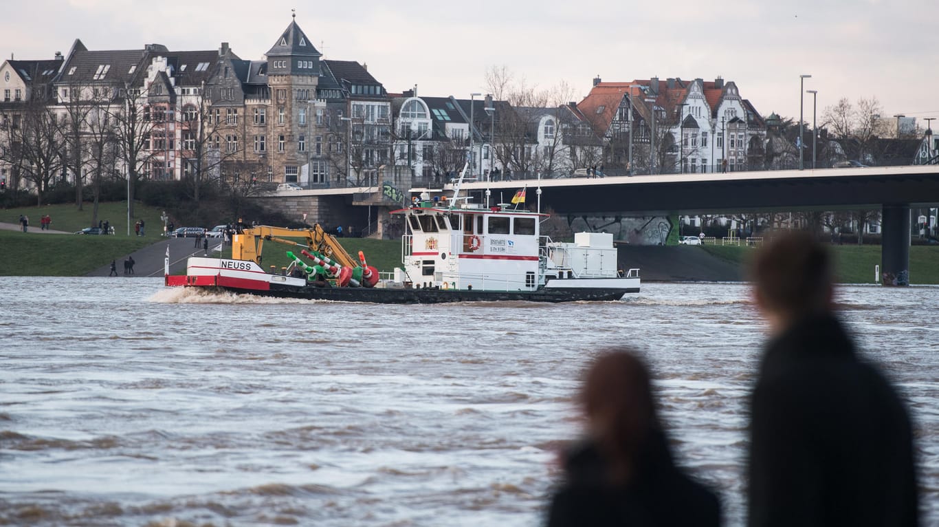 Schiff auf dem Rhein in Düsseldorf: Die Rheinmetropole erwartet am Montag den Hochwasser-Höchststand.