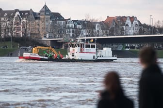 Schiff auf dem Rhein in Düsseldorf: Die Rheinmetropole erwartet am Montag den Hochwasser-Höchststand.