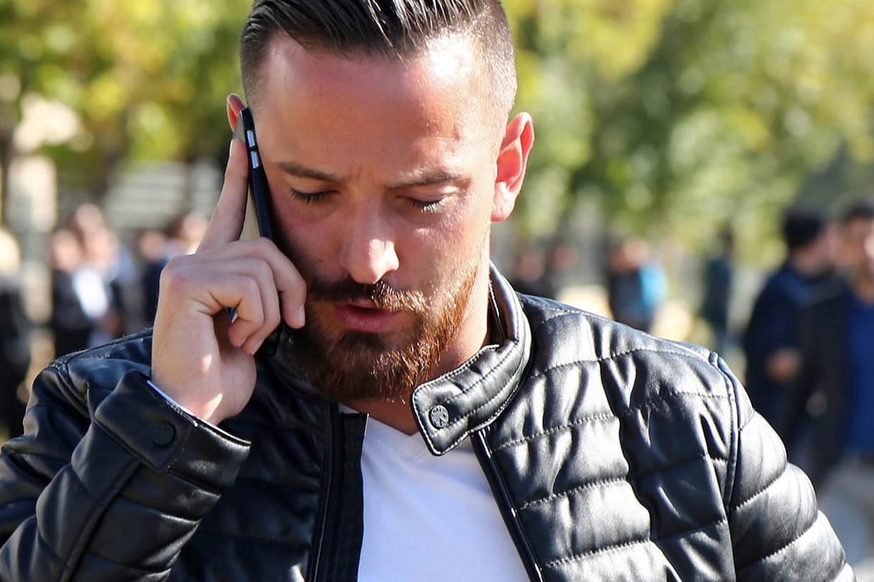 Der Fußballprofi und ehemalige FC St.-Pauli-Spieler Deniz Naki telefoniert, während er am 08. November 2016 das Gericht im südosttürkischen Diyarbakir in der Türkei verlässt. Naki war wegen "Terrorpropaganda" zu einer Bewährungsstrafe von einem Jahr, sechs Monaten und 22 Tagen verurteilt worden.