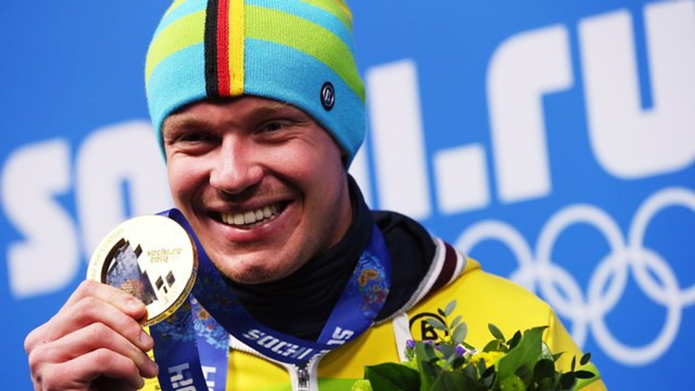 Rolder Felix Loch präsentiert seine Goldmedaille bei den Winterspielen in Sotchi 2014.
