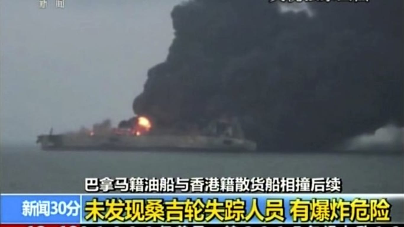 Bei der Kollision von zwei Schiffen vor der Küste Ostchinas ist ein Öltanker in Brand geraten.