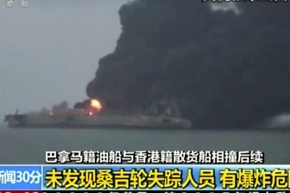 Bei der Kollision von zwei Schiffen vor der Küste Ostchinas ist ein Öltanker in Brand geraten.