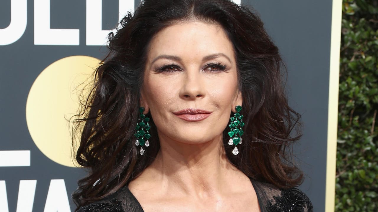 Catherine Zeta-Jones perfektionierte ihren schwarzen Look mit auffälligen grünen Ohrhängern.