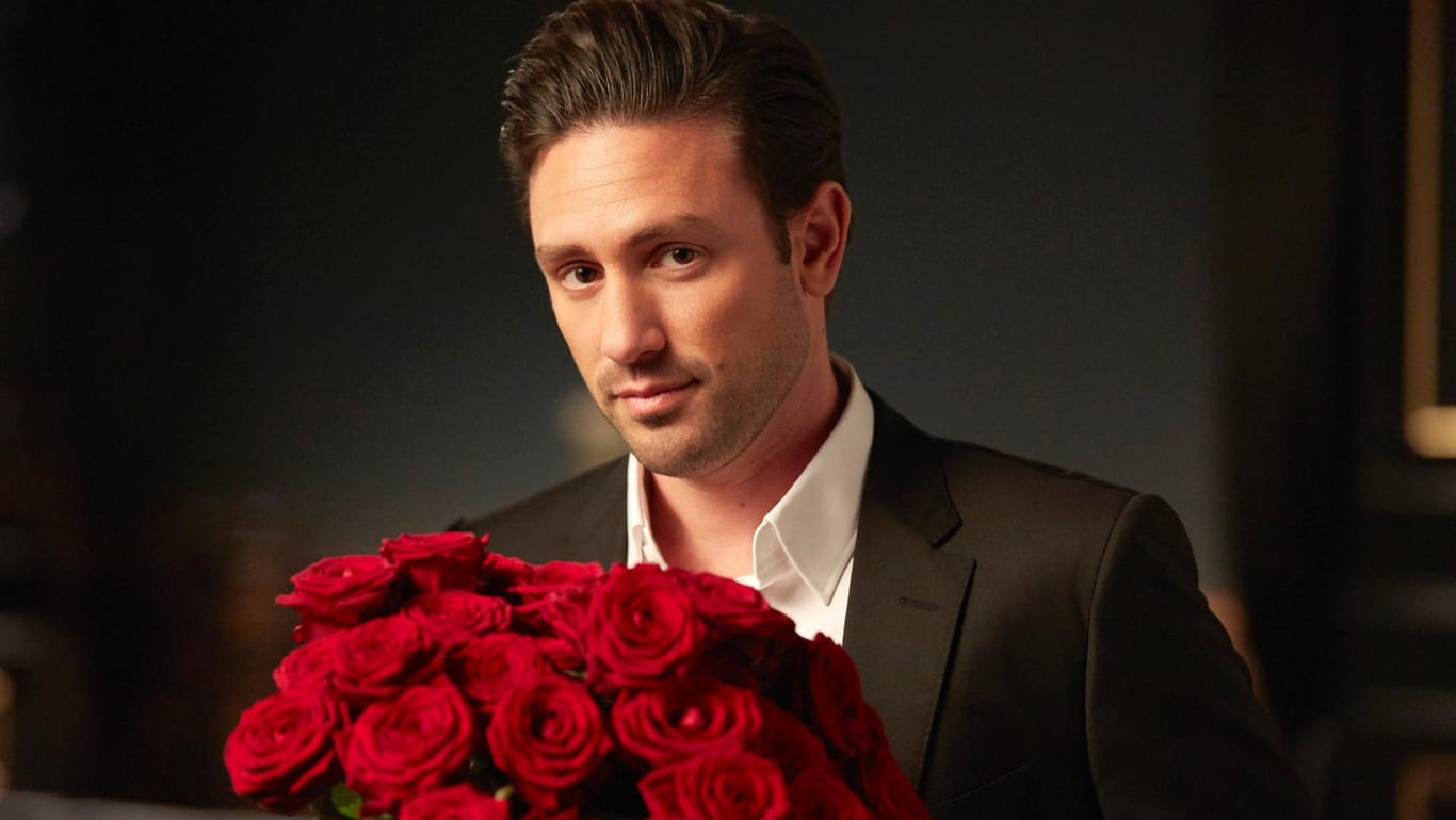 Daniel Völz verteilt in der aktuellen Bachelor-Staffel die Rosen.