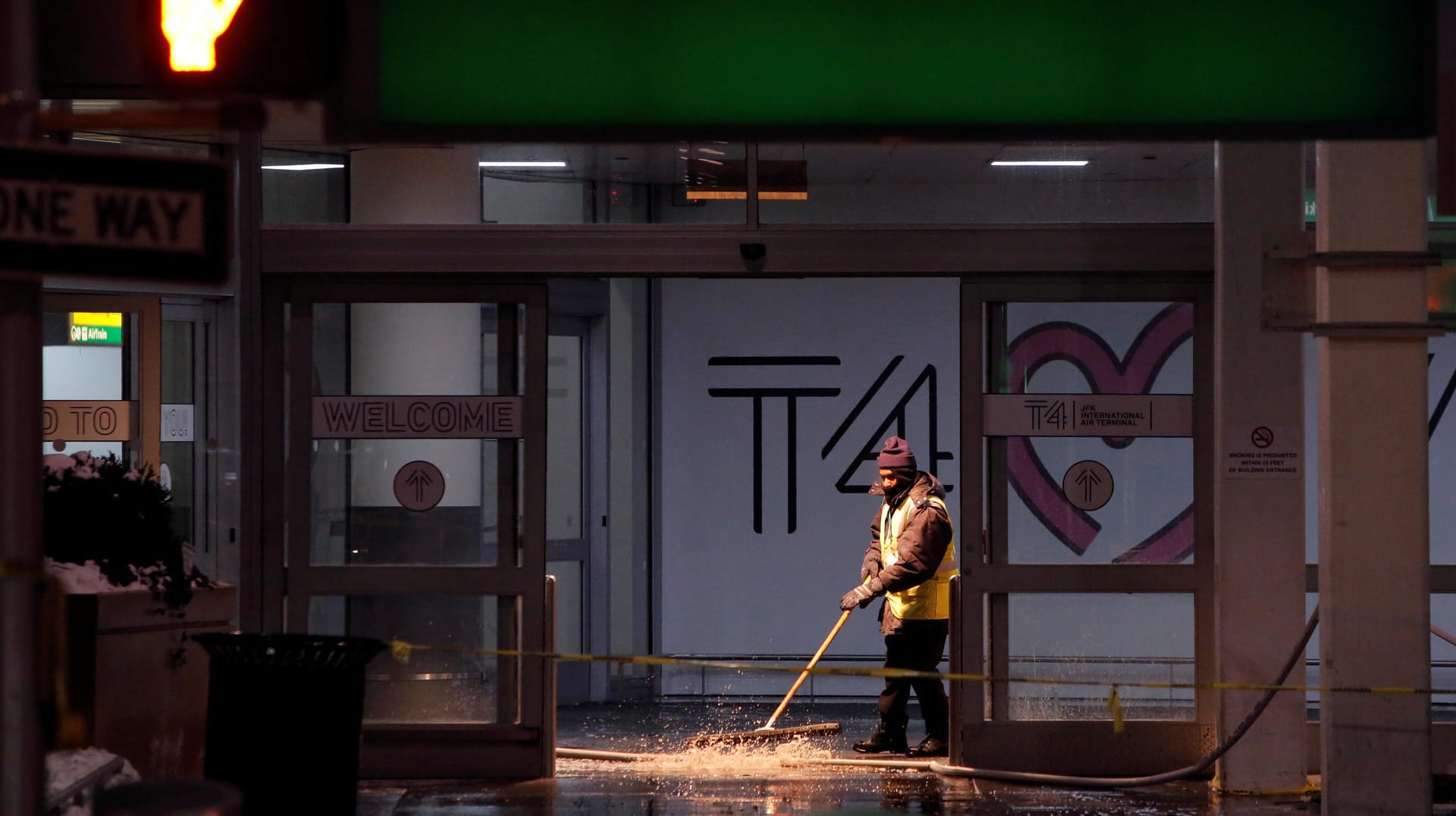 Flughafen JFK in New York: Ein Wasserrohrbruch hat Terminal 4 unter Wasser gesetzt. Flughafen JFK in New York: Ein Wasserrohrbruch hat Terminal 4 unter Wasser gesetzt.