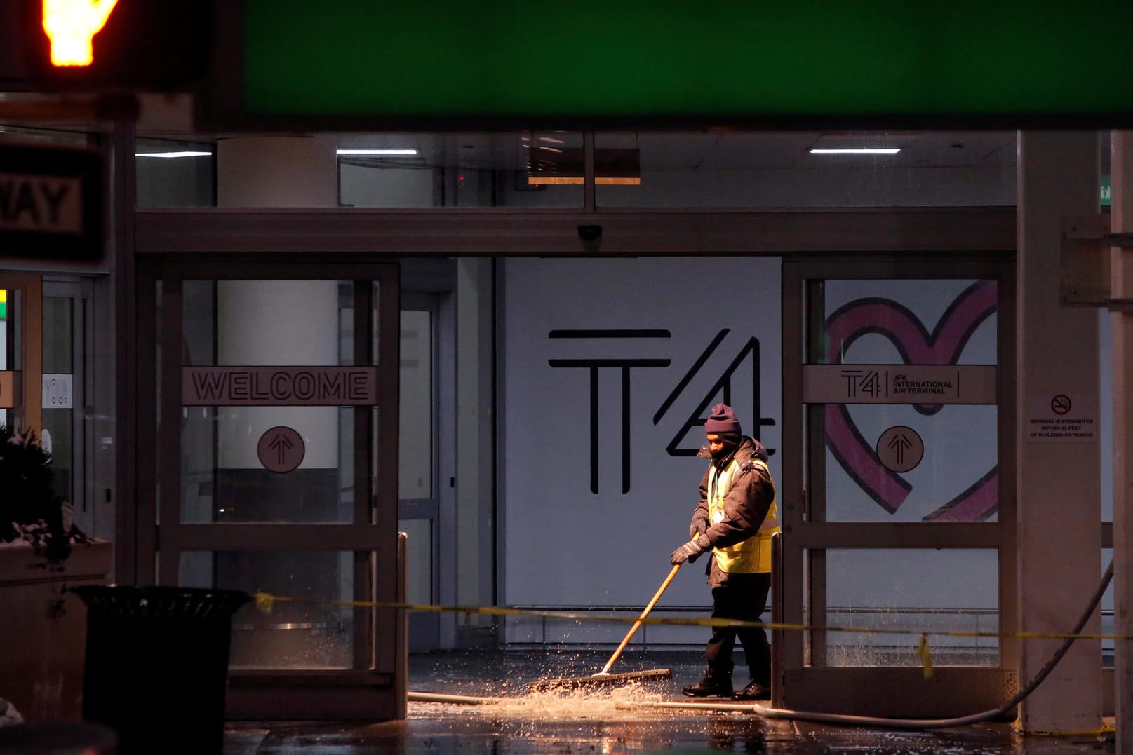 Flughafen JFK in New York: Ein Wasserrohrbruch hat Terminal 4 unter Wasser gesetzt.
