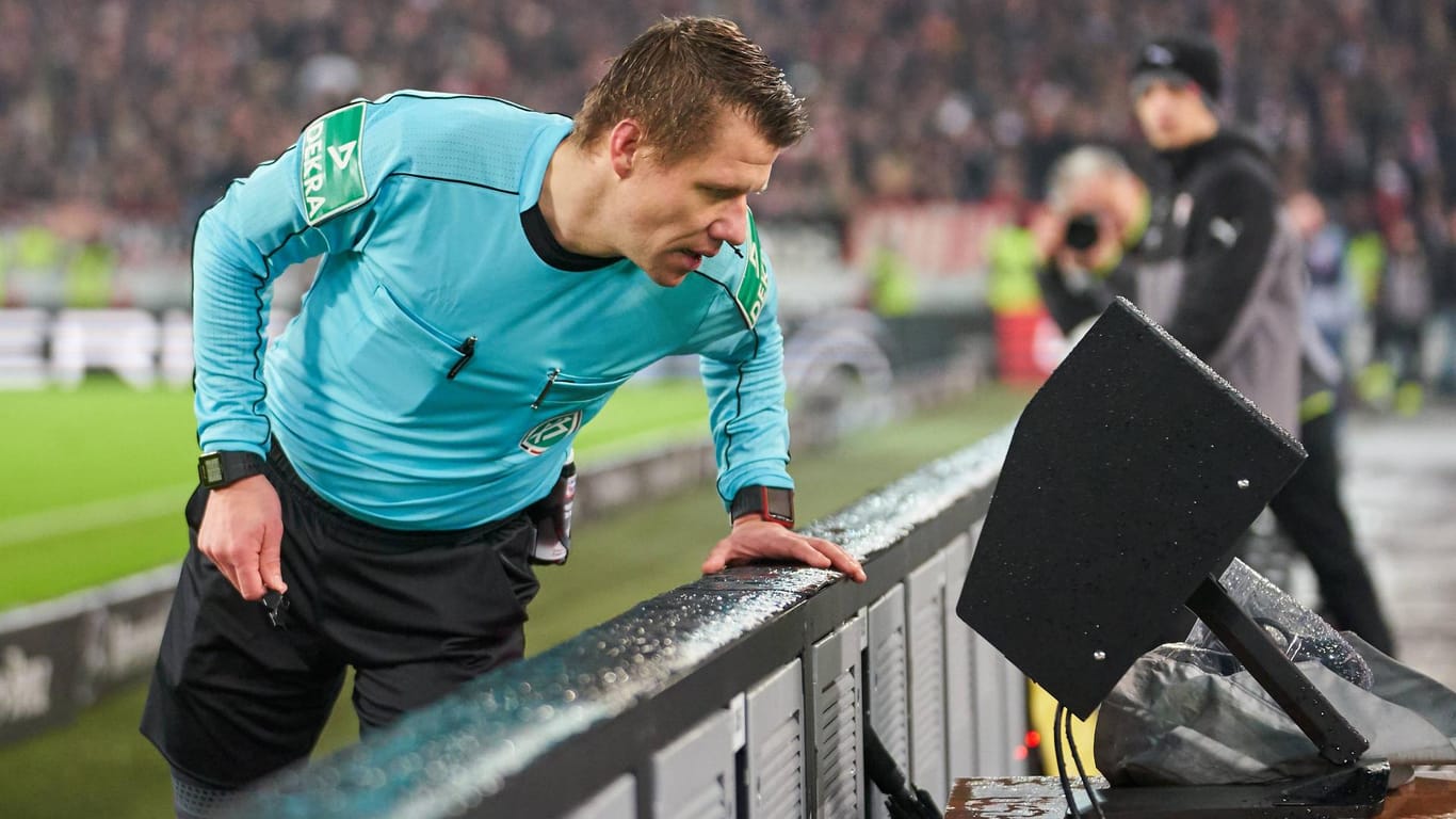 Schiedsrichter Patrick Ittrich vergewissert sich bei einer Entscheidung per Videobeweis. Eine Vielzahl der Bundesligaprofis sind gegen den Video-Assistenten.