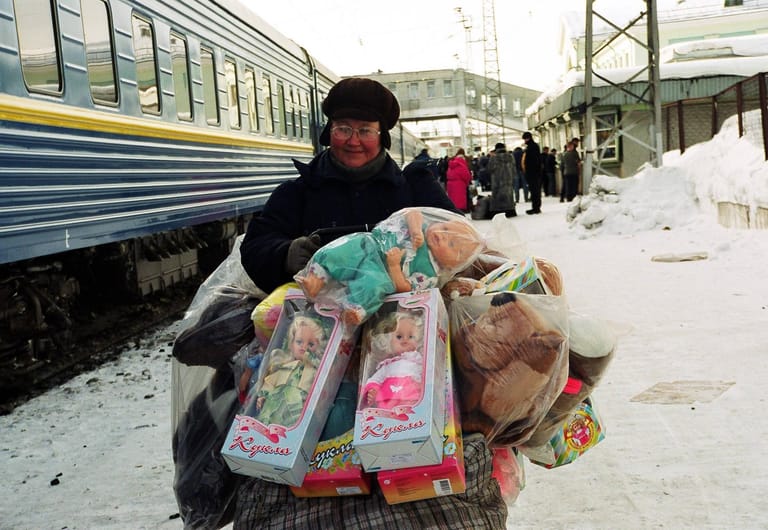 Verkäuferin am Bahnsteig: An den Bahnhöfen entlang der Strecke der "Transsibirischen Eisenbahn" stehen überall fliegende Händler.