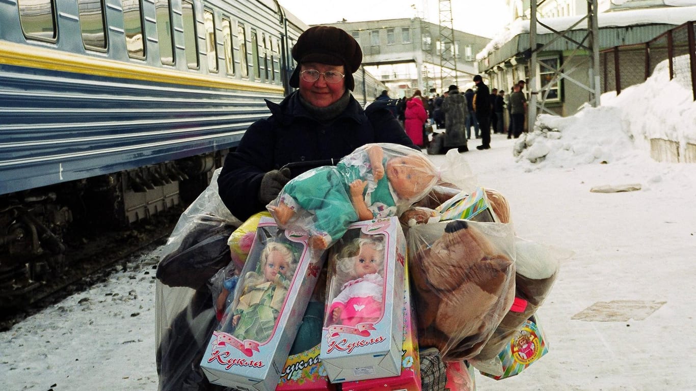 Verkäuferin am Bahnsteig: An den Bahnhöfen entlang der Strecke der "Transsibirischen Eisenbahn" stehen überall fliegende Händler.