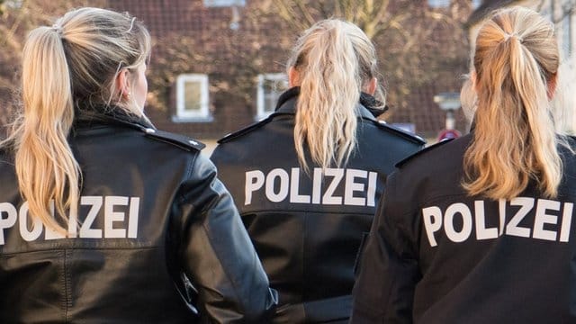 "Ohne die Durchsetzung von Sicherheit, Recht und Ordnung ist freiheitliches Leben in einer offenen Gesellschaft nicht vorstellbar", warnt dbb-Chef Ulrich Silberbach. "Ohne die Durchsetzung von Sicherheit, Recht und Ordnung ist freiheitliches Leben in einer offenen Gesellschaft nicht vorstellbar", warnt dbb-Chef Ulrich Silberbach.
