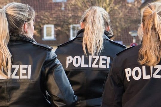 "Ohne die Durchsetzung von Sicherheit, Recht und Ordnung ist freiheitliches Leben in einer offenen Gesellschaft nicht vorstellbar", warnt dbb-Chef Ulrich Silberbach.