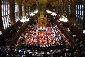 Feierliche Parlamentseröffnung im Juni 2017: Seither soll es fast 25.000 versuchte Pornoseitenzugriffe aus dem hohen Haus gegeben haben.