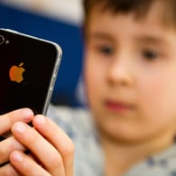 Kind mit iPhone: Kids konsumieren immer mehr Medien per Smartphone.
