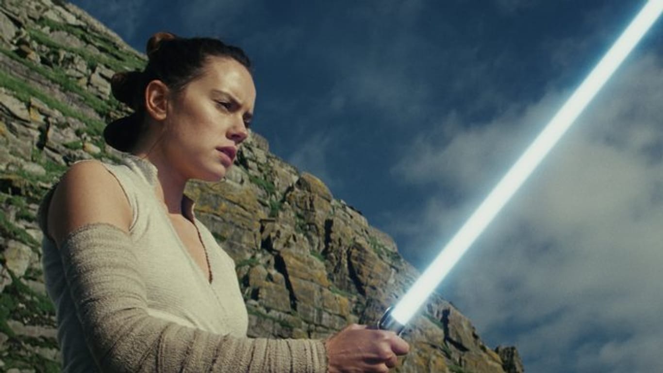 Daisy Ridley als Rey in einer Szene des neuen "Star Wars"-Films.