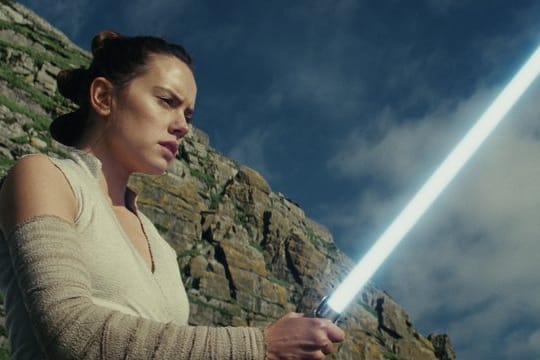 Daisy Ridley als Rey in einer Szene des neuen "Star Wars"-Films.