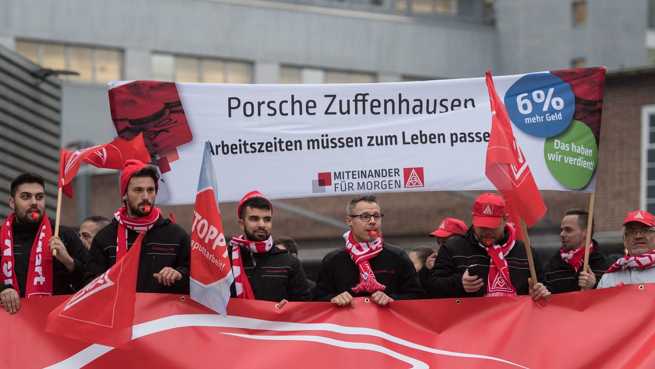 Mitarbeiter von Porsche in Stuttgart: Die Mitglieder der IG Metall fordern deutlich mehr Geld und ein Recht, zeitweise weniger zu arbeiten.