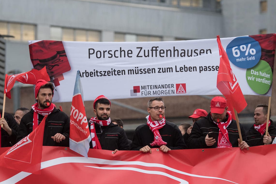 Mitarbeiter von Porsche in Stuttgart: Die Mitglieder der IG Metall fordern deutlich mehr Geld und ein Recht, zeitweise weniger zu arbeiten.