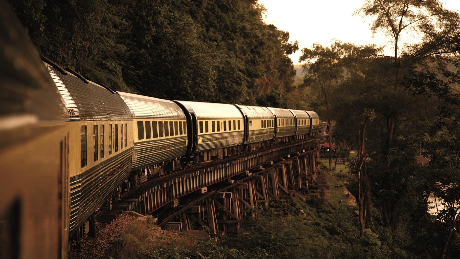 Der "Eastern & Oriental Express": Der Luxuszug bietet Butler, elegante Speisewagen, eigene Bäder und eine Aussichtsplattform.