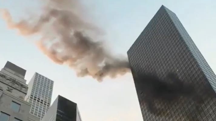 Rauchschwaden steigen aus dem Trump Tower in New York auf: Dutzende Feuerwehrleute waren im Einsatz, um das Feuer zu bekämpfen. Rauchschwaden steigen aus dem Trump Tower in New York auf: Dutzende Feuerwehrleute waren im Einsatz, um das Feuer zu bekämpfen.