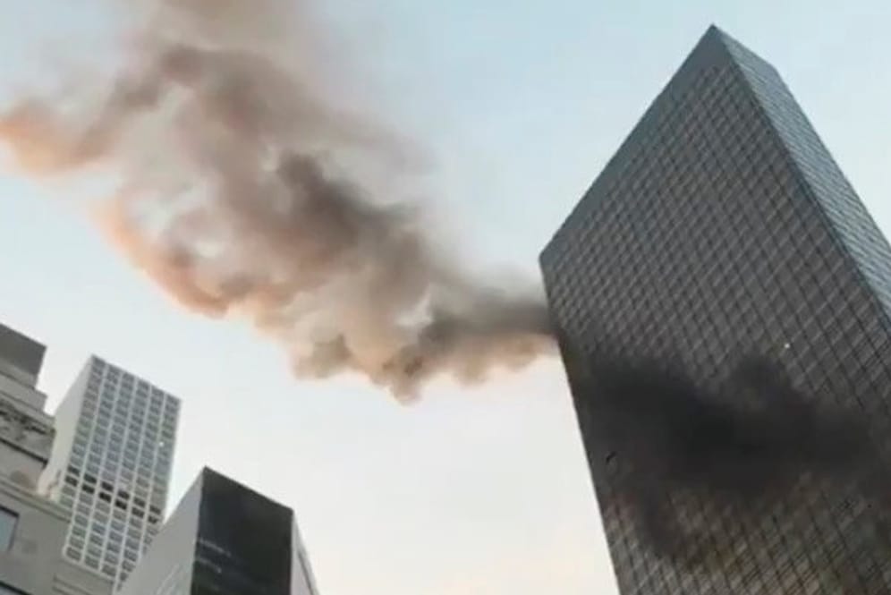 Rauchschwaden steigen aus dem Trump Tower in New York auf: Dutzende Feuerwehrleute waren im Einsatz, um das Feuer zu bekämpfen.