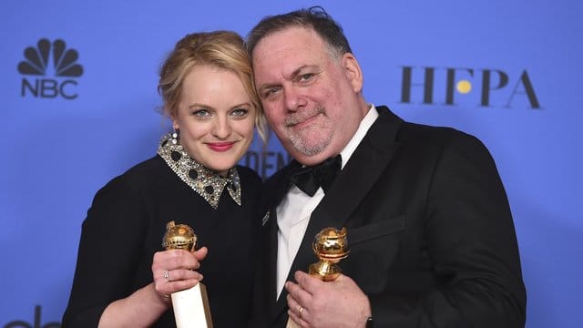 Schauspielerin Elisabeth Moss (l) und Produzent Bruce Miller mit ihren Preisen für "The Handmaid's Tale". Schauspielerin Elisabeth Moss (l) und Produzent Bruce Miller mit ihren Preisen für "The Handmaid's Tale".